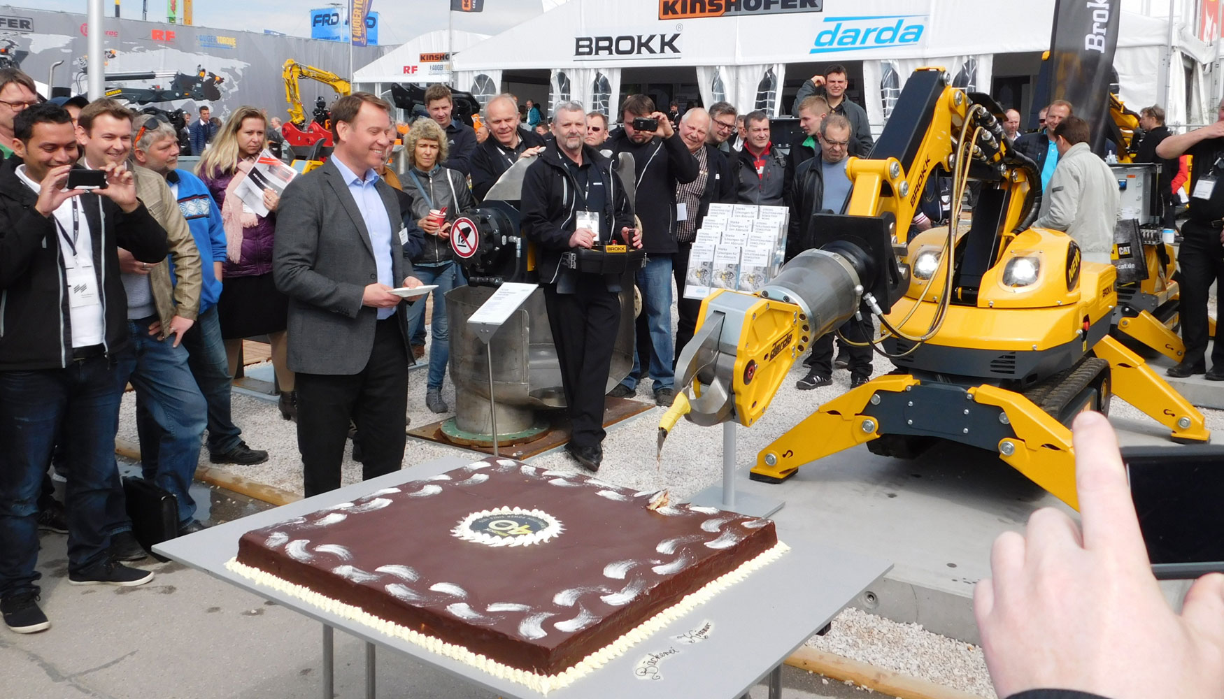 Un robot Brokk fue el encargado de partir la tarta conmemorativa del 40 aniversario de la compaa...