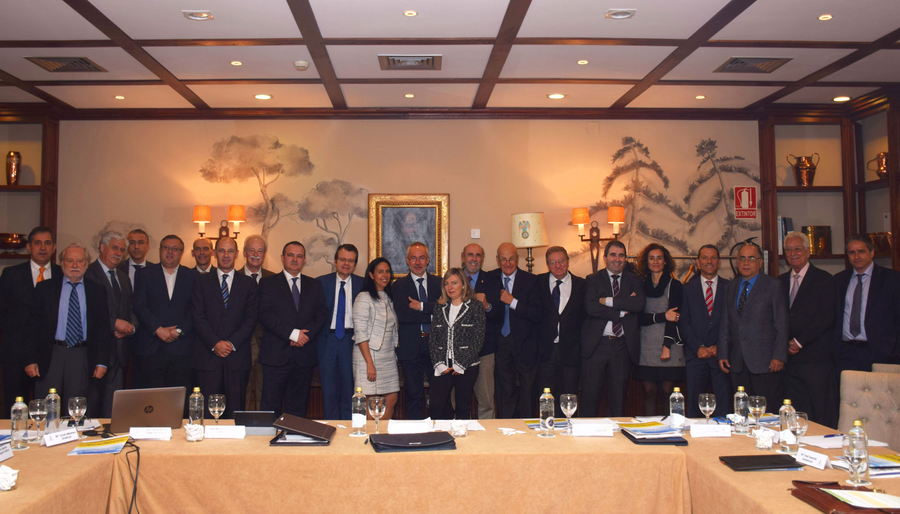 Foto de grupo con los participantes en el Foro del Consejo de Colegios de Ingenieros de Minas de Espaa