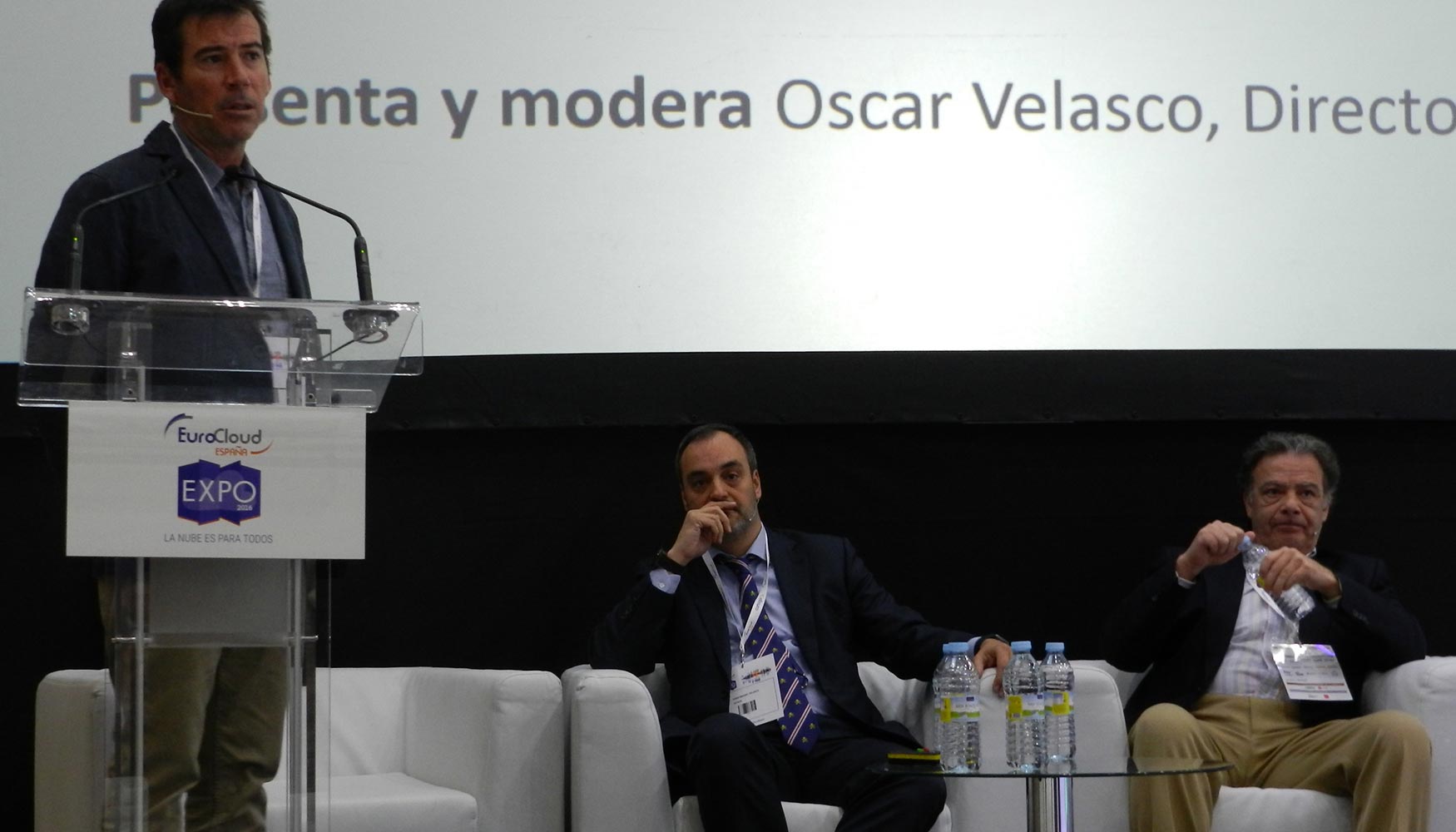 scar Velasco dando paso a las ponencias de Juan Miguel Velasco (izquierda) y Enrique Llopis
