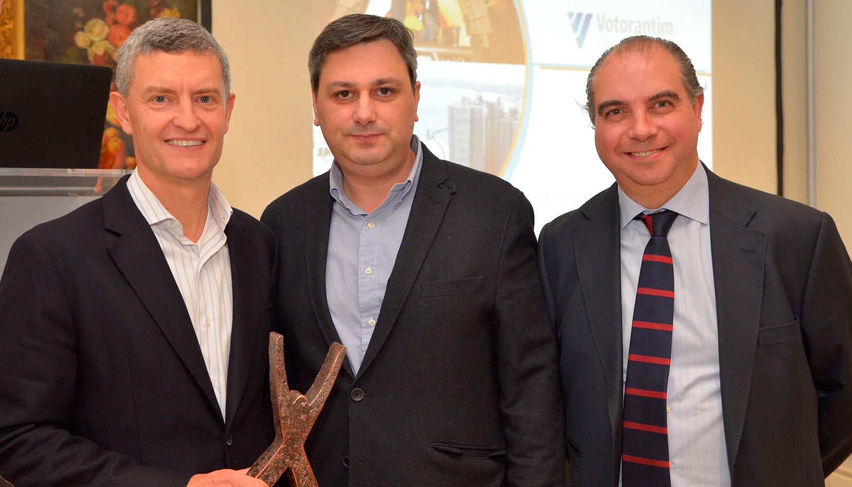 Votorantim Cimentos ha recogido el Premio Xcellens de la mano del director general de Aspy, Luis Recolons
