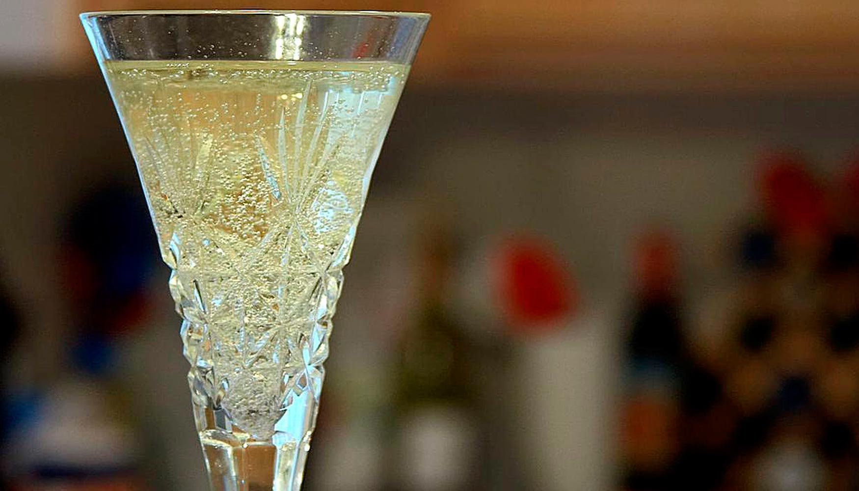El vino espumoso de mayor fama internacional es el champn del norte de Francia