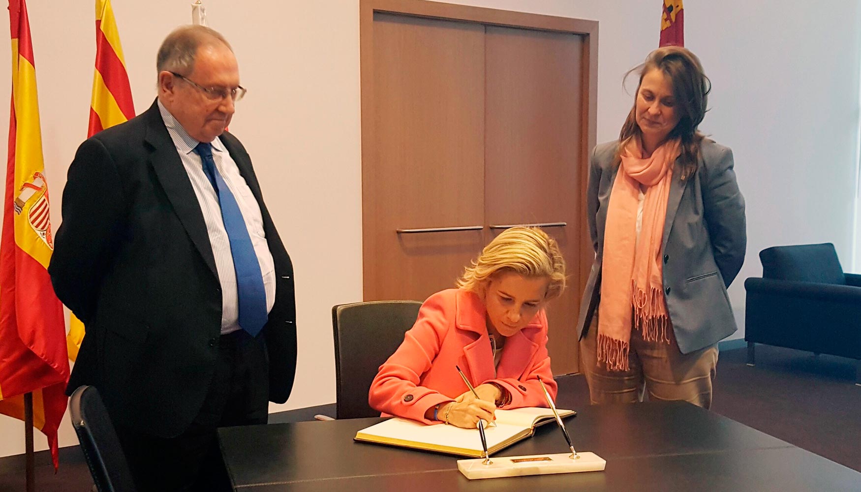 La consejera firma en el libro de honor de la feria acompaada por el presidente del consejo de administracin de Fira Barcelona...