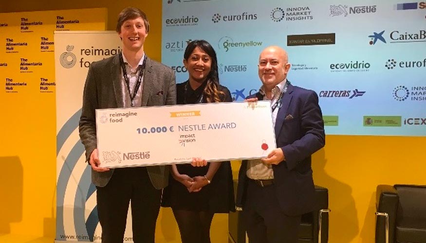Jess Alonso, responsable de Innovacin y Mercados de Nestl Espaa, entregando el premio a Abi Ramanan y Gustav NIPE, fundadores de Impact Vision...