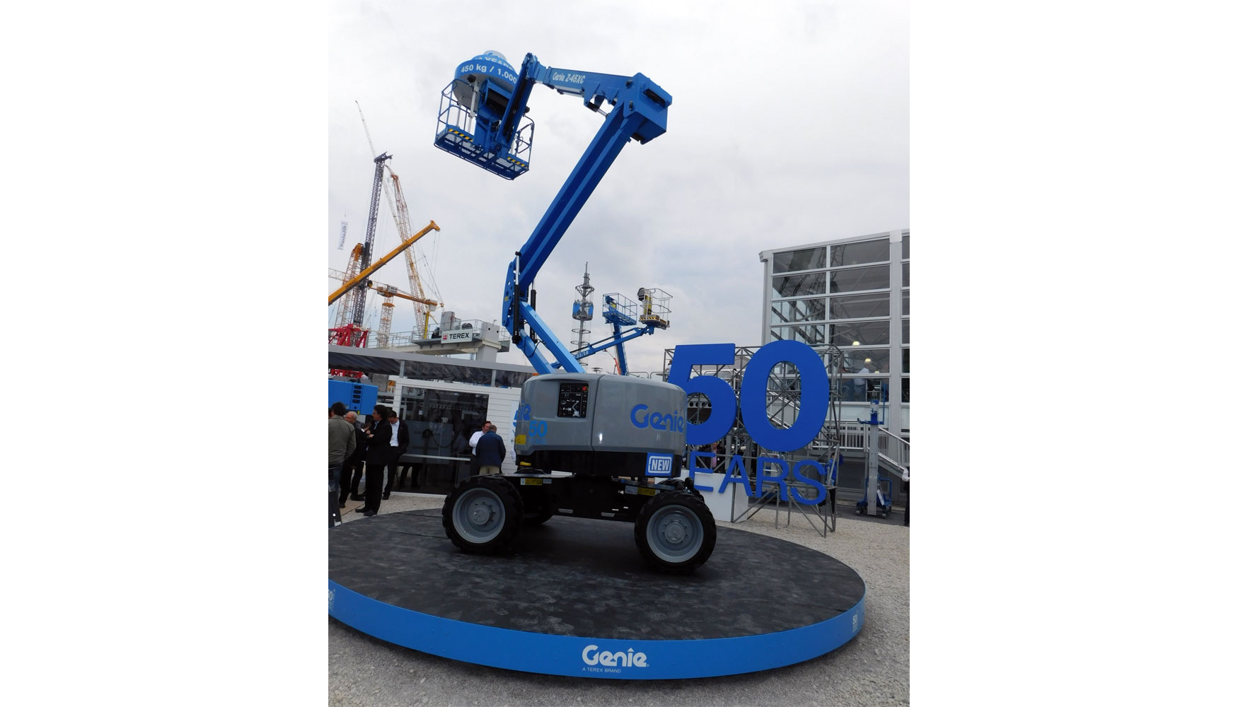 Nueva plataforma articulada Genie Z-45/25XC con el logo del 50 aniversario de la compaa de fondo