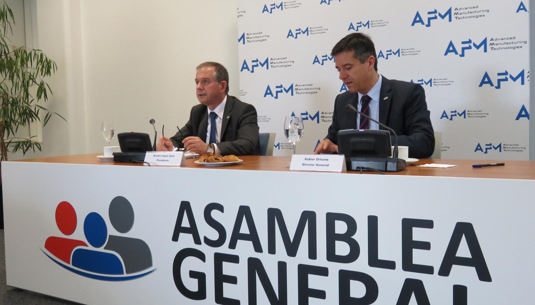 Antxon Lpez Usoz (izda.) y Xabier Ortueta, durante la presentacin de los datos el da anterior a la asamblea de AFM