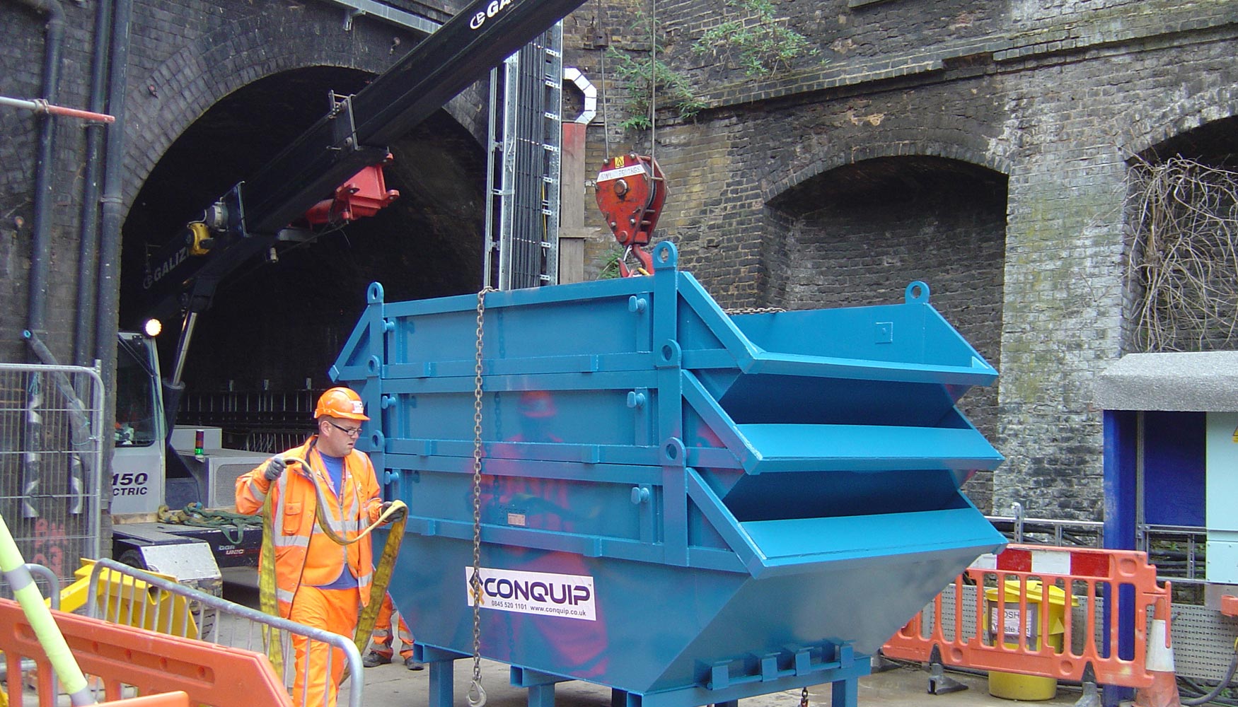 Traslado y montaje de equipos dentro de t�neles