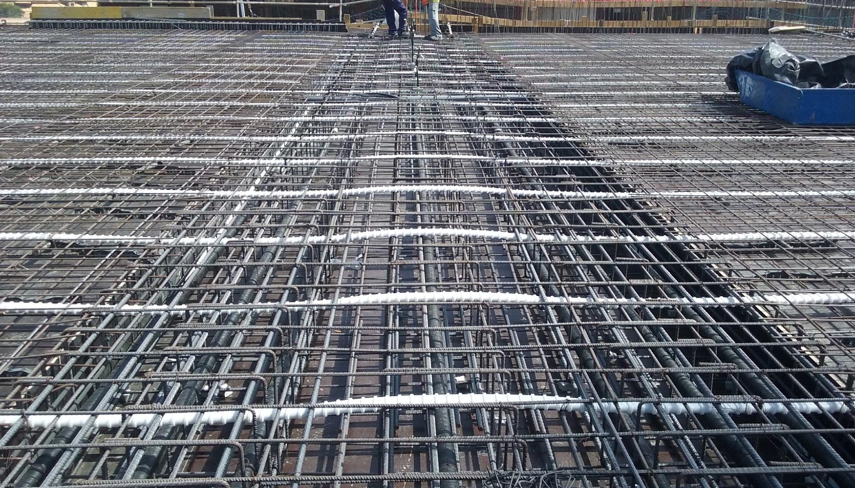 Estructura de las soletas de las plantas tipo, con tendones postesados protegidos con vainas de Sireg Geotech