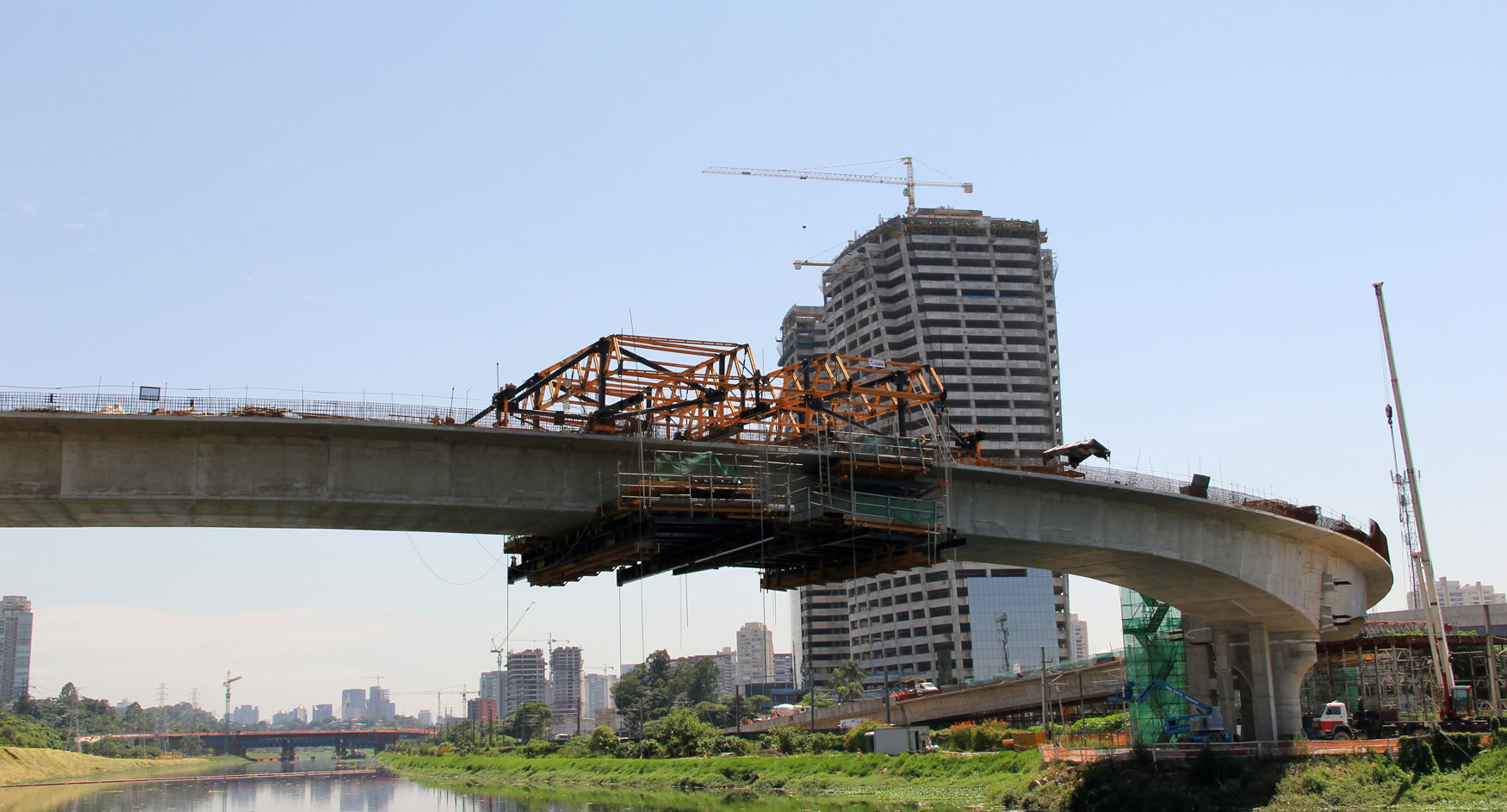 Carros de voladizos sucesivos CVS en la construccin del nuevo puente de Itapaiuna