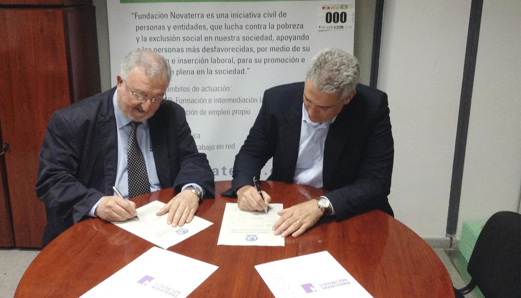 Carlos Safrnez, director general de MC Spain, y Francisco Cobacho, presidente de la Fundacin Novaterra, firman el acuerdo...