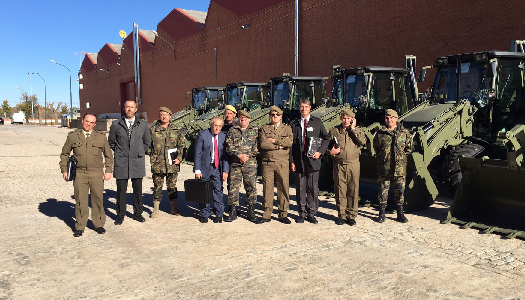 Foto de familia con los responsables del Ejrcito y de Hidromek durante la entrega de las nuevas retropalas