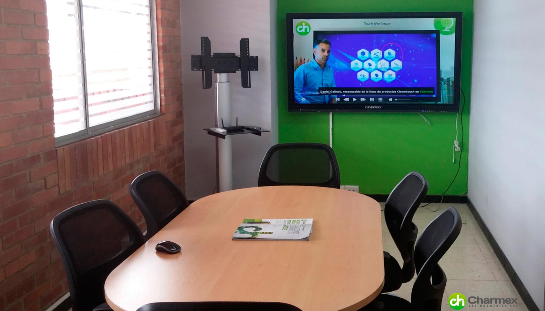 La sala de exposicin de Charmex en Bogot exhibe pantallas, accesorios, soportes, proyectores y soluciones de conectividad de marcas como Vivitek...