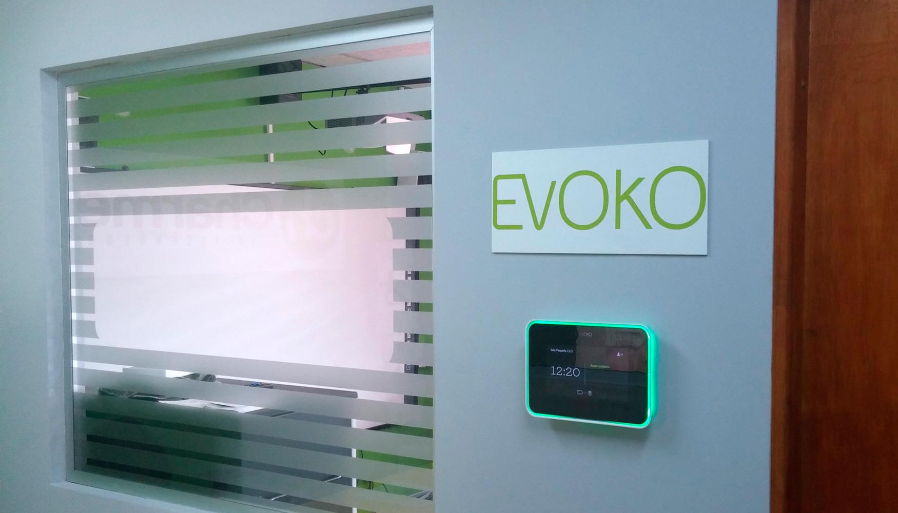 Los sistemas de reserva de salas de Evoko tambin se exhiben en el showroom