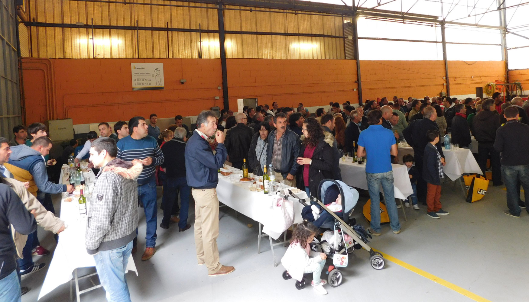 Para finalizar la jornada, Ibergras-JCB organiz una comida para todos los asistentes con productos tpicos de la tierra...