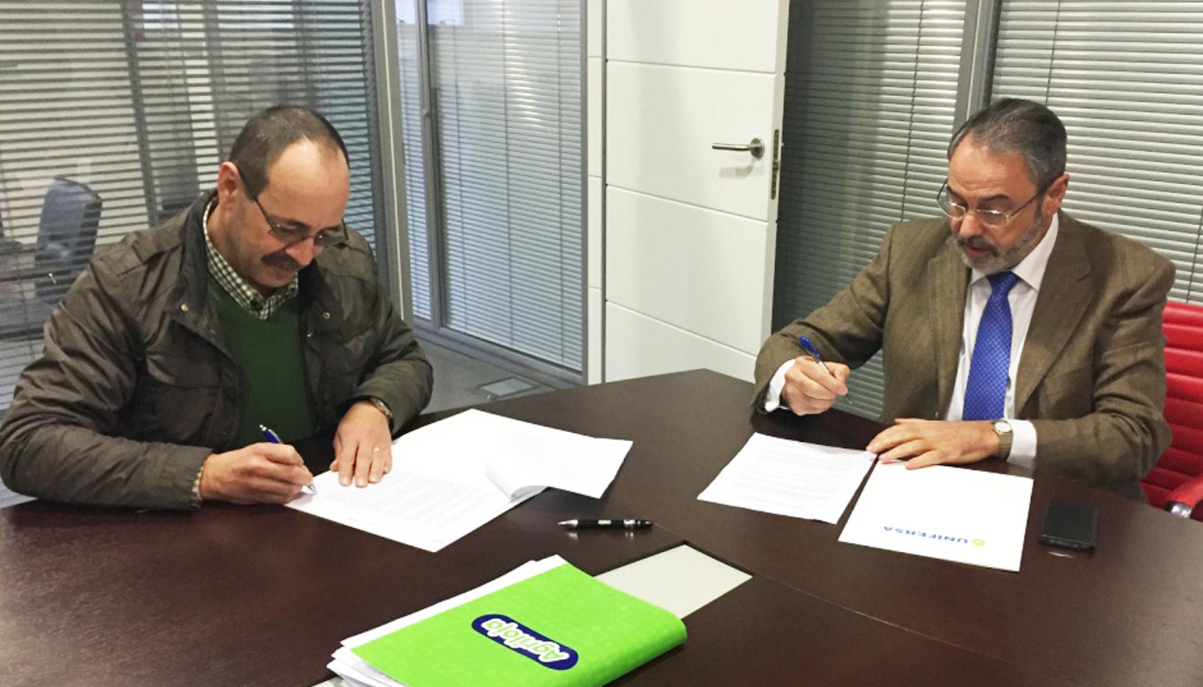 Momento de la firma de los representantes de Agricor y Unifersa: Nuno Jos Feliciano Carvalho y Jess Vieito Fuentes