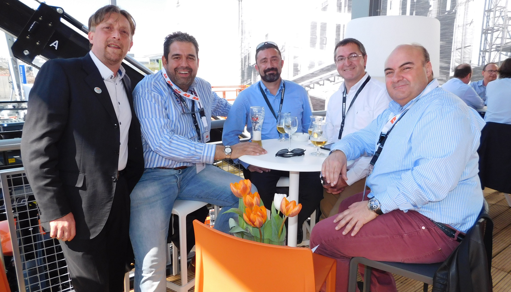 Stefano Sorbini con distribuidores y clientes de JLG, durante la Bauma 2016