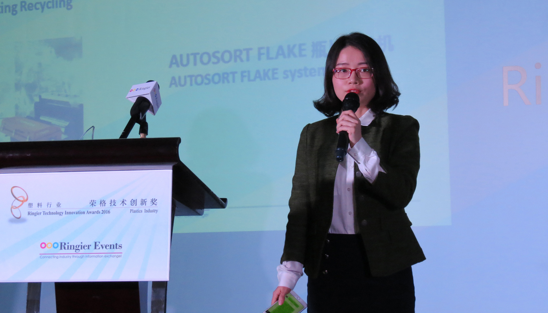 Amy Guan, ingeniera de Ventas en Tomra Sorting, durante la entrega de premios