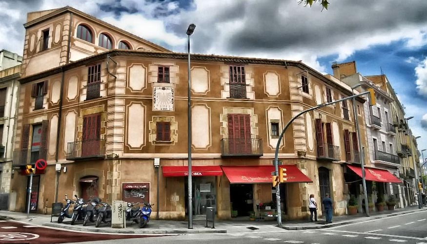 Imagen de la fachada de un edificio de viviendas en Barcelona