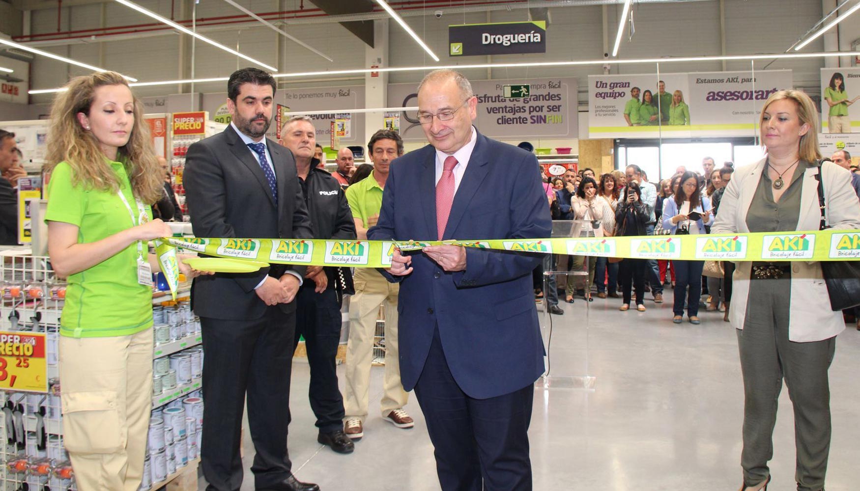 Luis Martnez Hervs, alcalde de Parla, fue el encargado de cortar la cinta que inauguraba la tienda Ak Parla