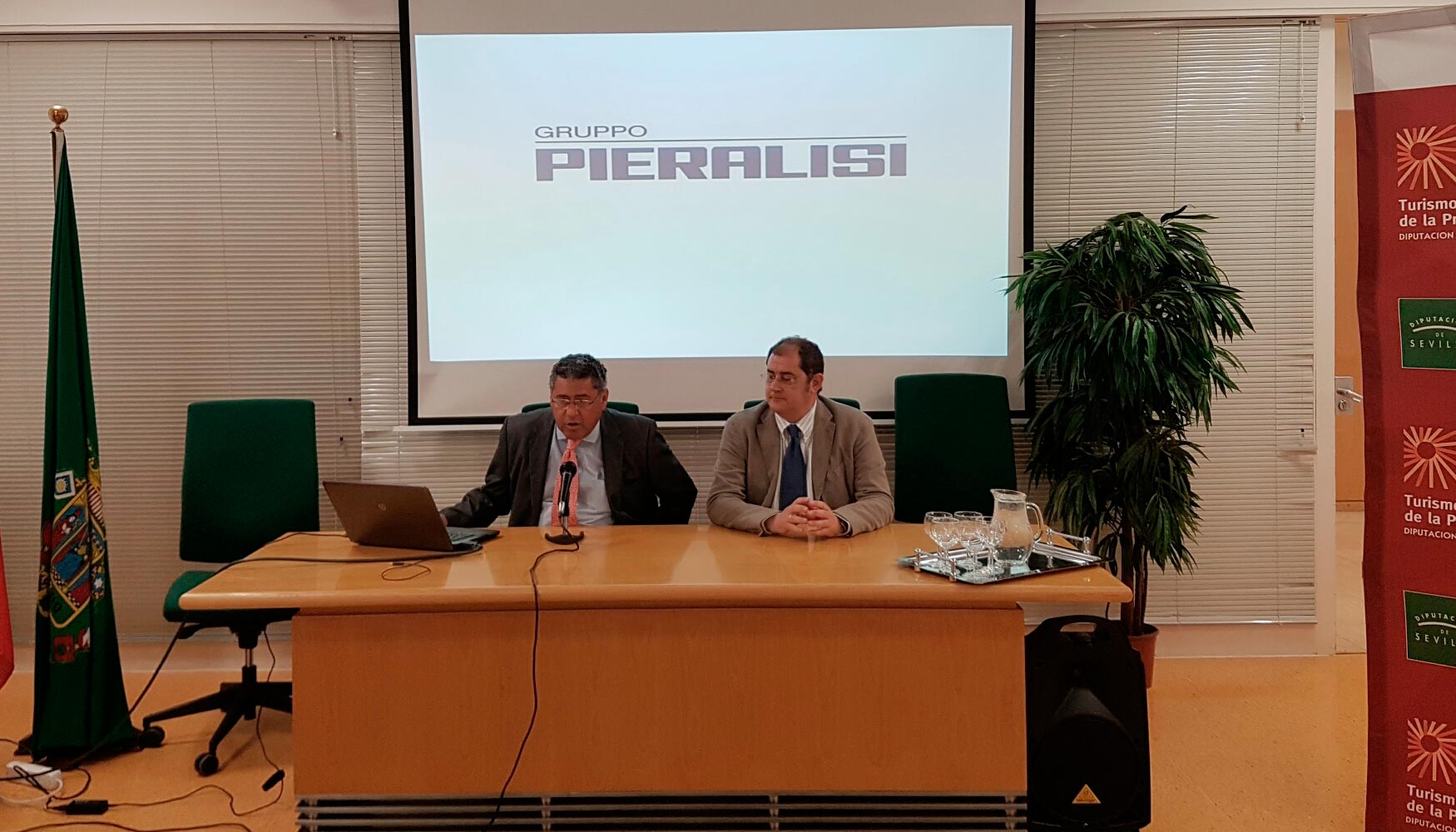 Giuseppe Parma, director general de Pieralisi Espaa junto a Antonio Gmez, responsable comercial de la zona de Sevilla, Huelva y Crdoba...