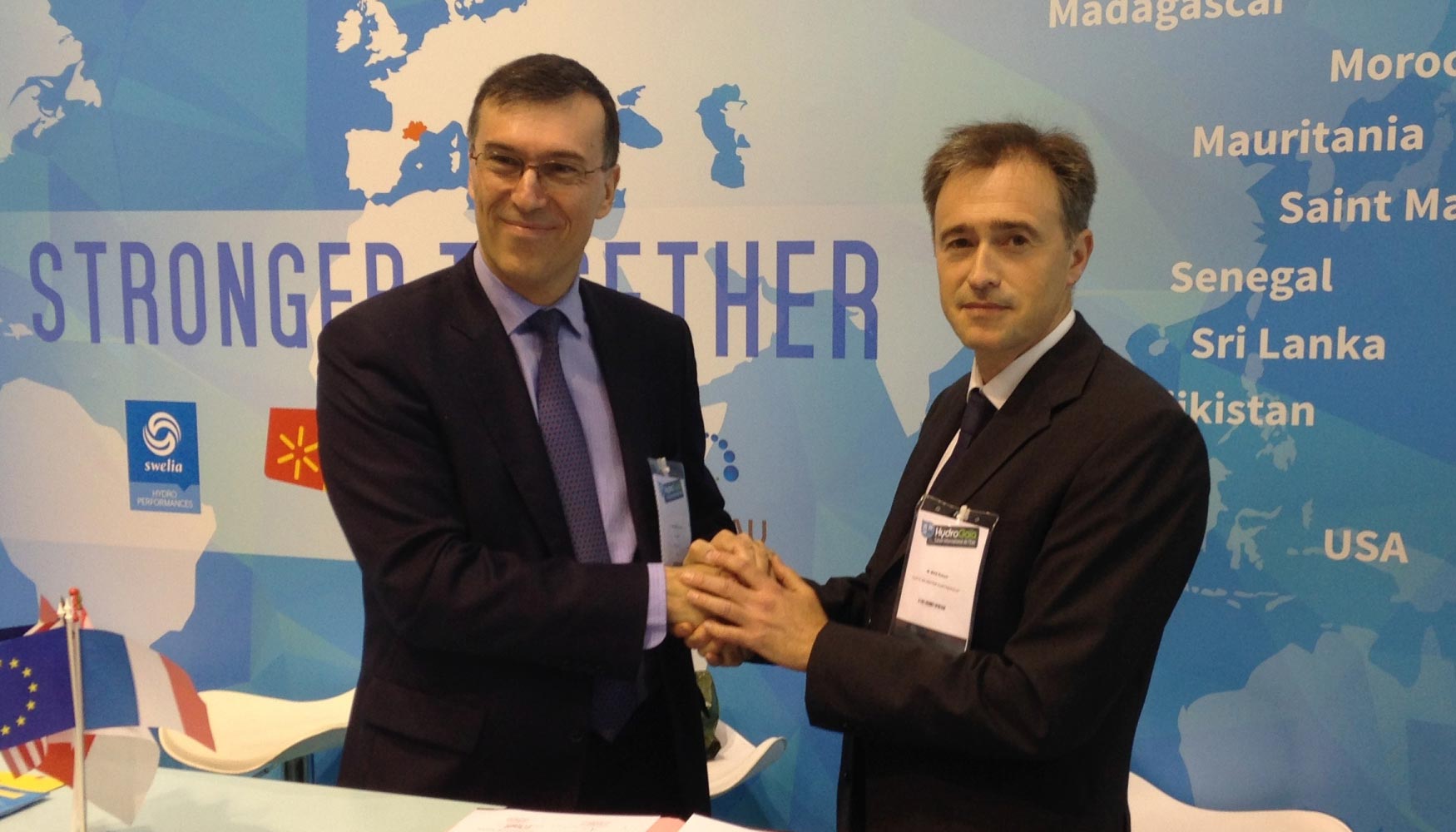 El presidente del Pole de lEau, Sylvain Boucher, y el vicepresidente del CWP, Robert Mas, en la firma del acuerdo entre ambos clsters...