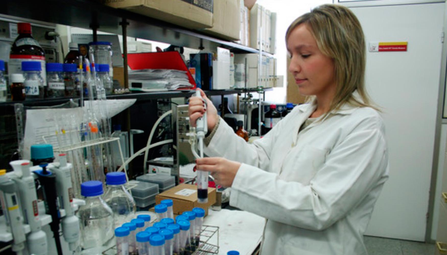 La investigadora M Jos Jara-Palacios en uno de los laboratorios de la Facultad de Farmacia de la Universidad de Sevilla. Foto: US...