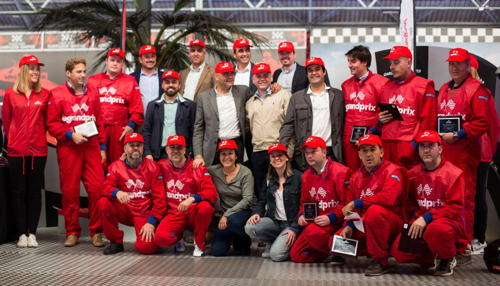 Fotografa de grupo con los 10 pilotos finalistas, los cuales recibieron una placa conmemorativa