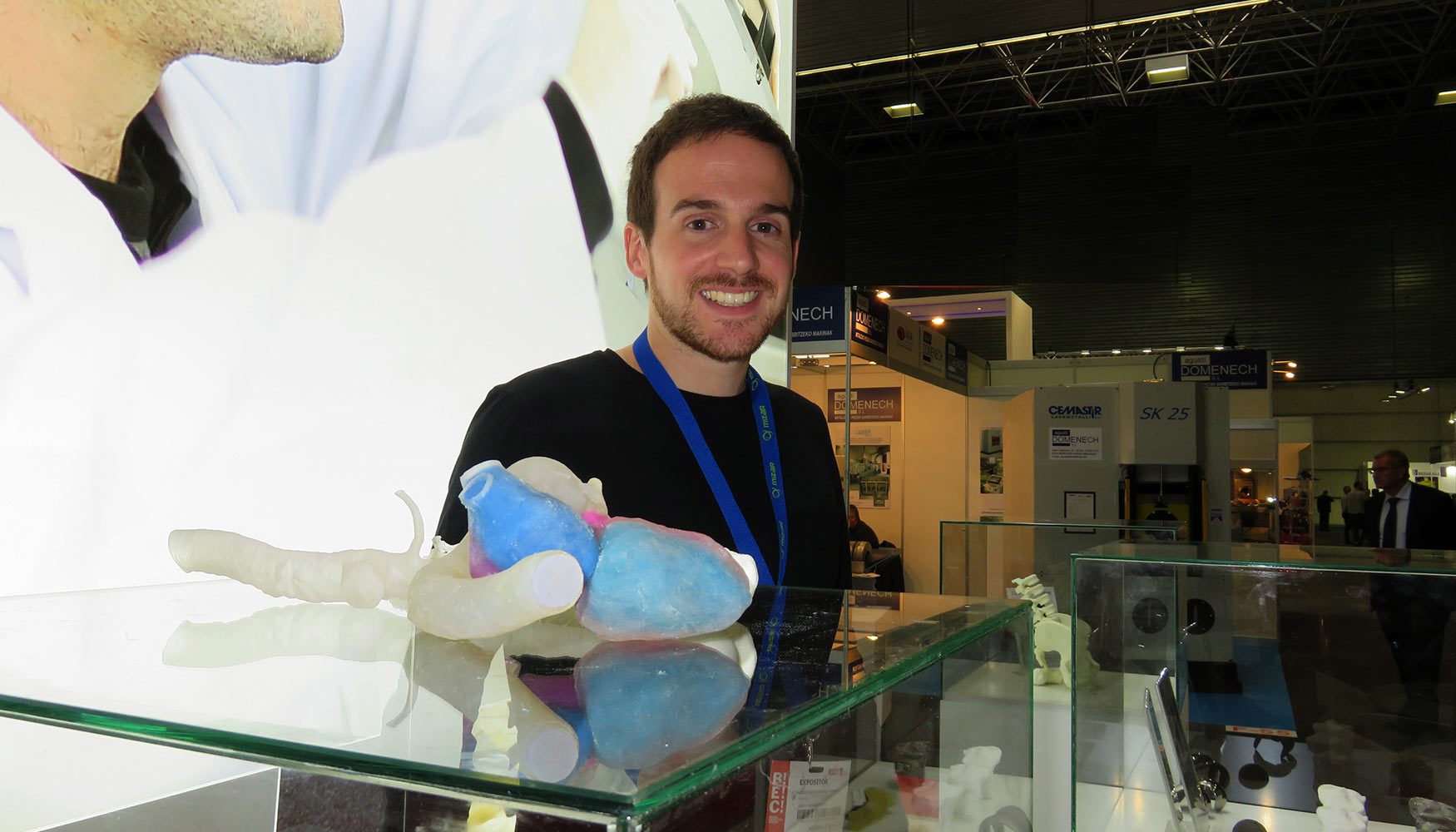 Gorka Fernndez, director tcnico de Mizar, junto a un modelo de corazn humano realizado en fabricacin aditiva
