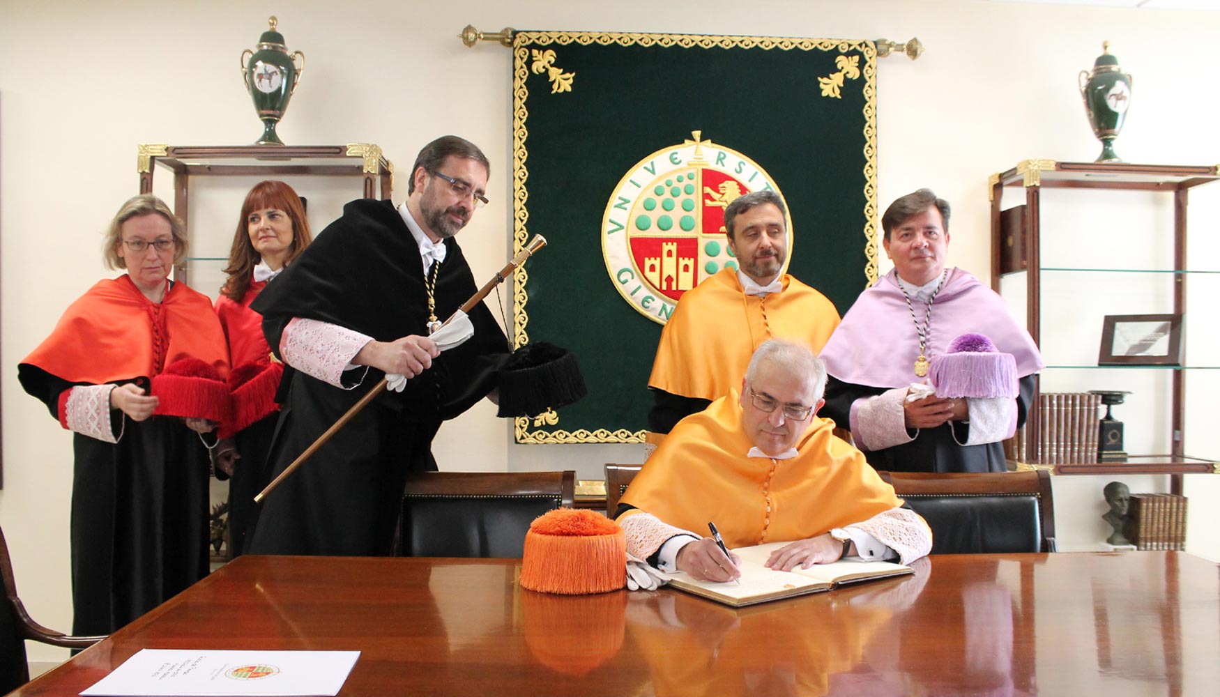 Manuel Parras firma en el Libro de Honor de la UJA. Foto: Marina Caada