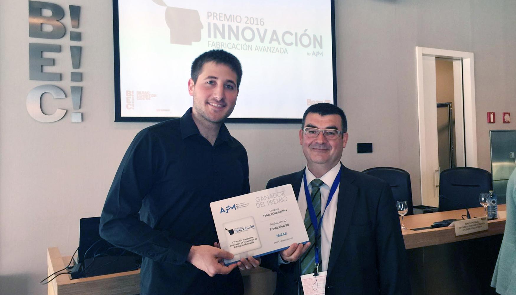 A la izq., Xabier Snchez, especialista de la UCA, junto a Gaizka Grajales, presidente de Mizar, en la entrega del XII Premio de Innovacin...