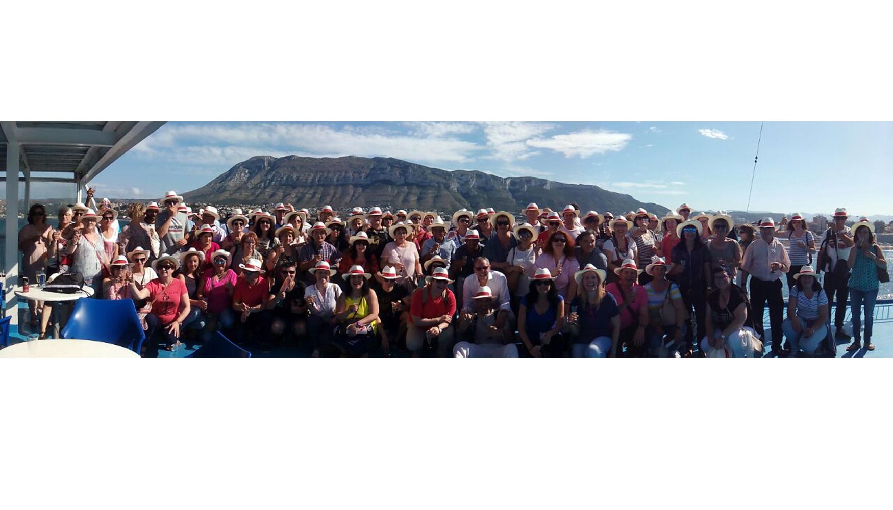 Foto de familia de los 140 trabajadores de Rolser que viajaron a Ibiza