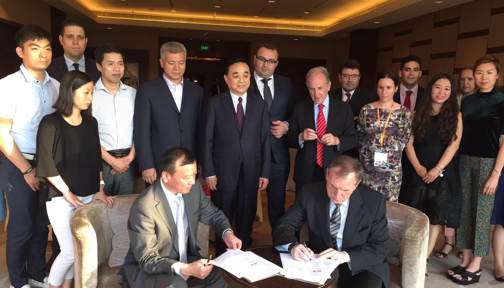 Acto de firma oficial del acuerdo de colaboracin entre el secretario general de CIQA, Yu Tai Wei, y los representantes de FMA...
