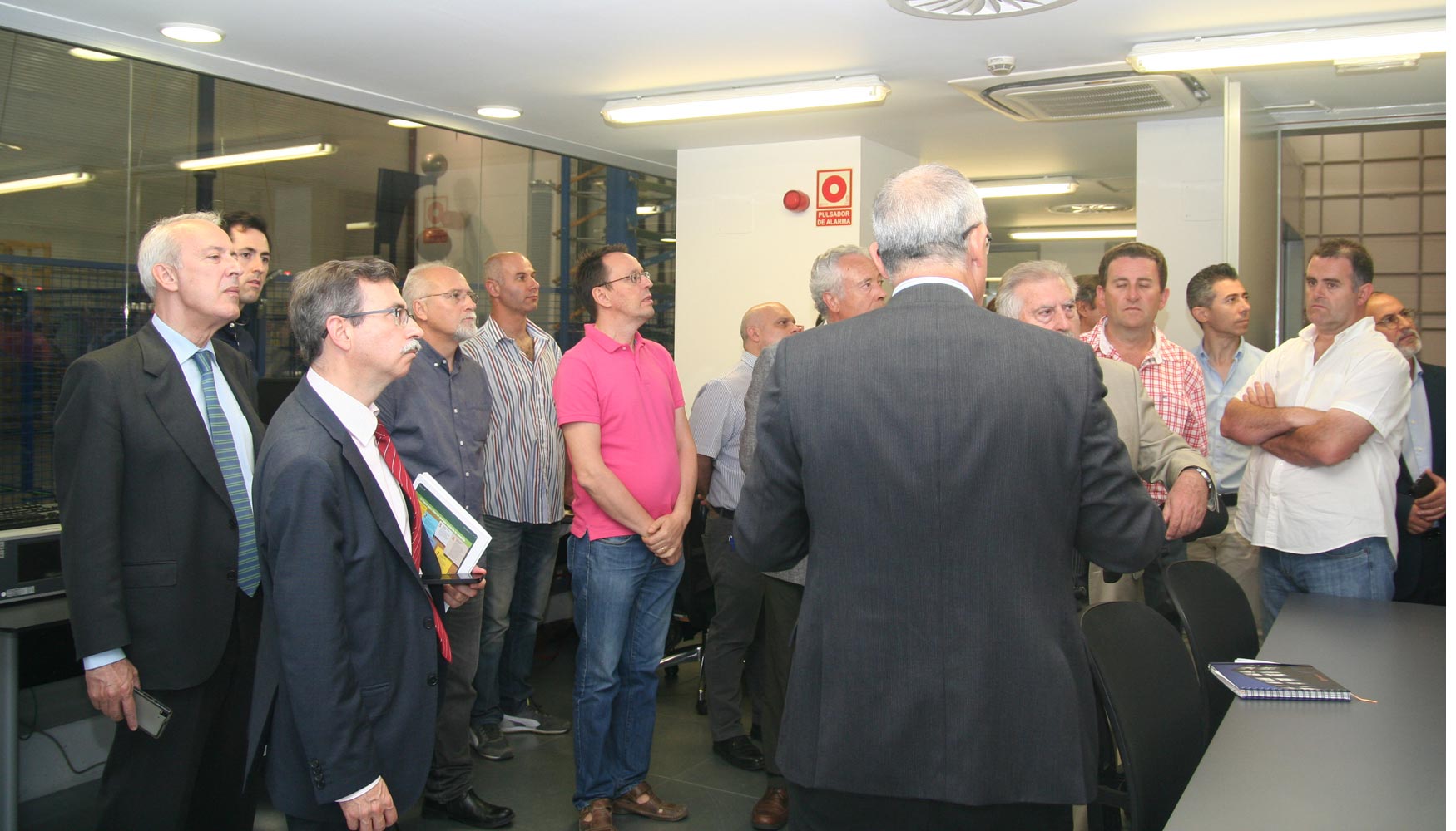 Un grupo de instaladores de Apiem acudi el 7 de junio a la sede del LCOE