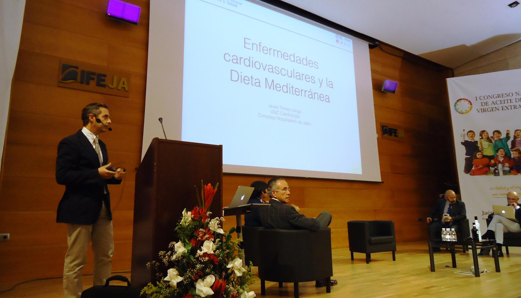 Javier Torres, cardilogo, durante su ponencia