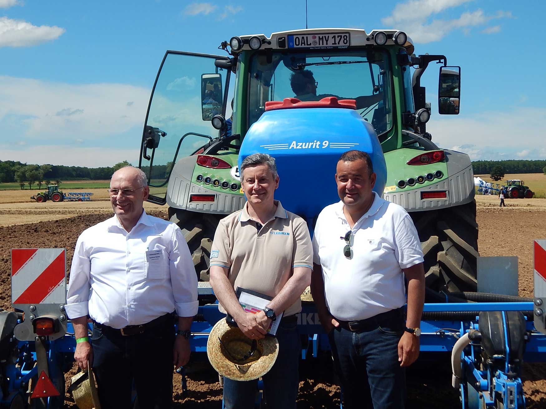 Alberto Piero (centro), director de Ventas del Este de Espaa en Lemken Iberia, junto al director general operativo Anthony van der Ley (dcha.)...