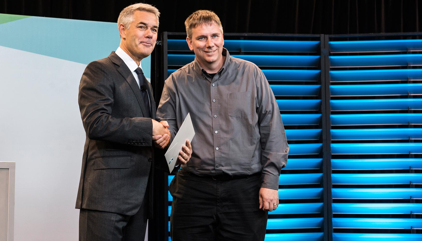 Eric Hogarth recibe el premio para GE Aviation otorgado por el presidente de Hexagon y el CEO Ola Rolln