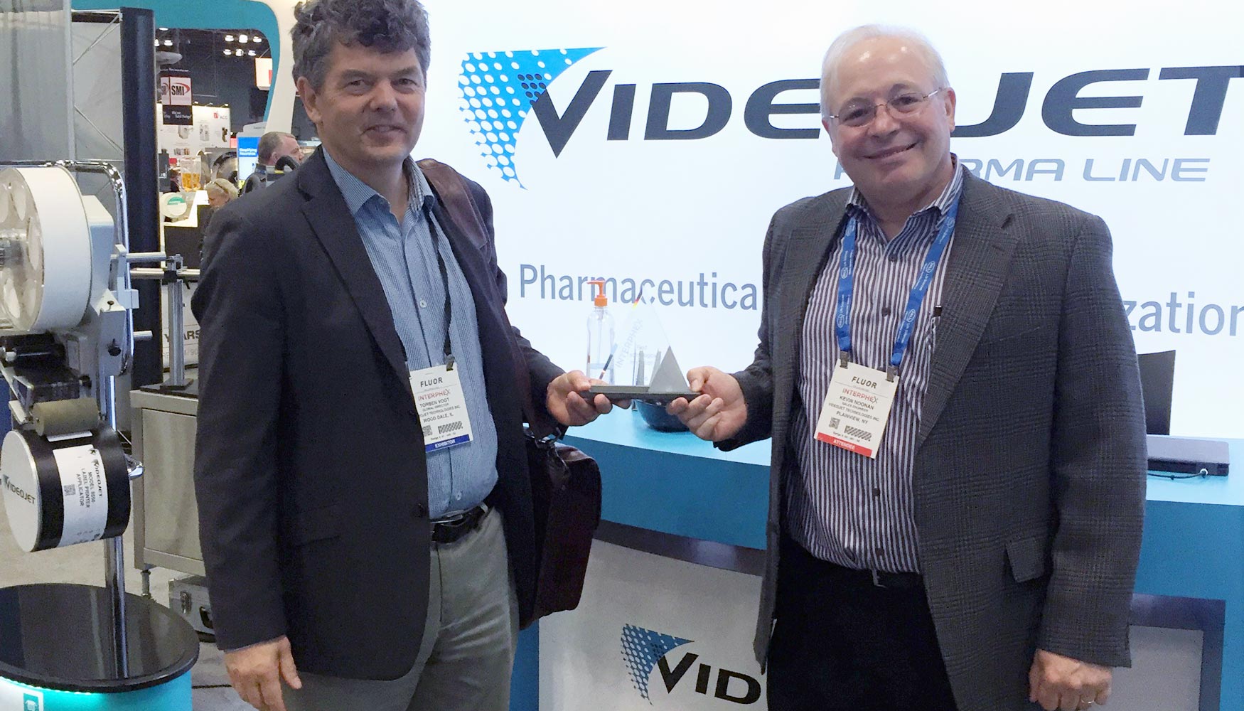 Torben Vogt, director global de la Industria Farmacutica, y Kevin Noonan, representante de Ventas en Videojet...