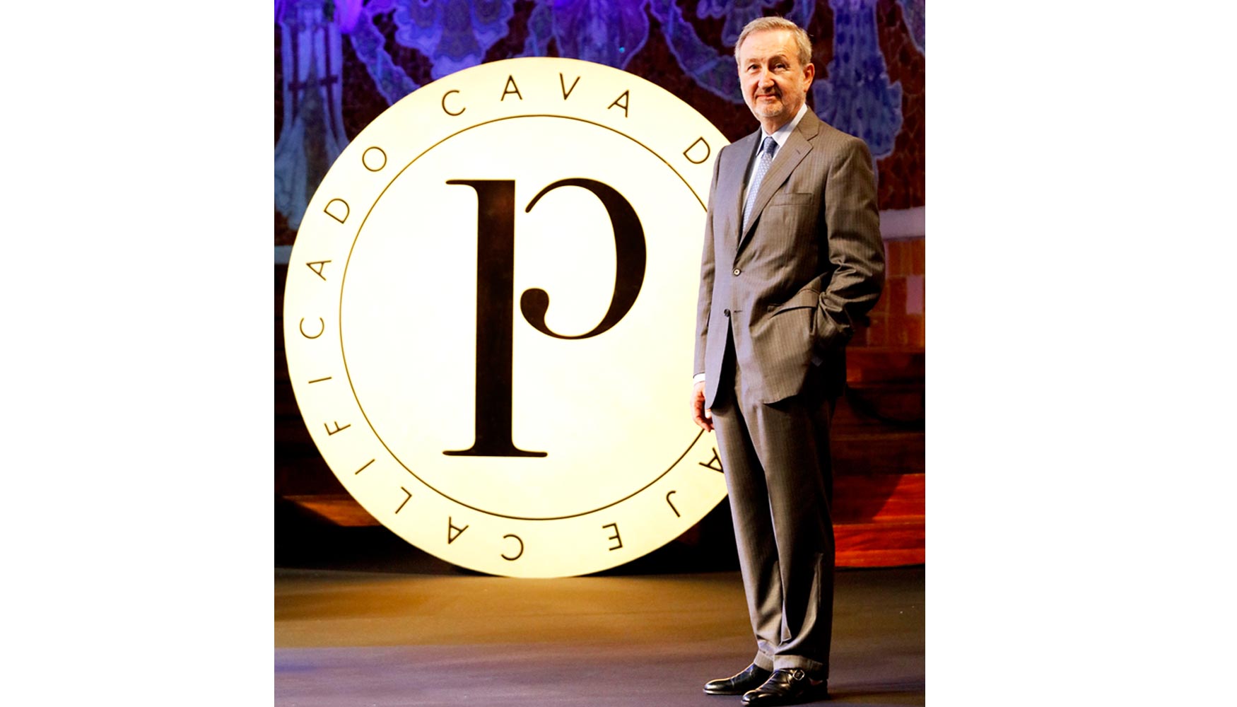 Pere Bonet, presidente del Consejo Regulador del Cava, junto al logo del Cava de Paraje Calificado