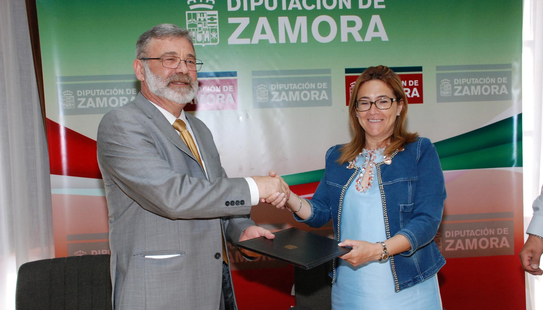 Mayte Martn Pozo, presidenta de la Diputacin de Zamora, y Matias Rodrigues, representante de ERP Espaa, despus de la firma del convenio...