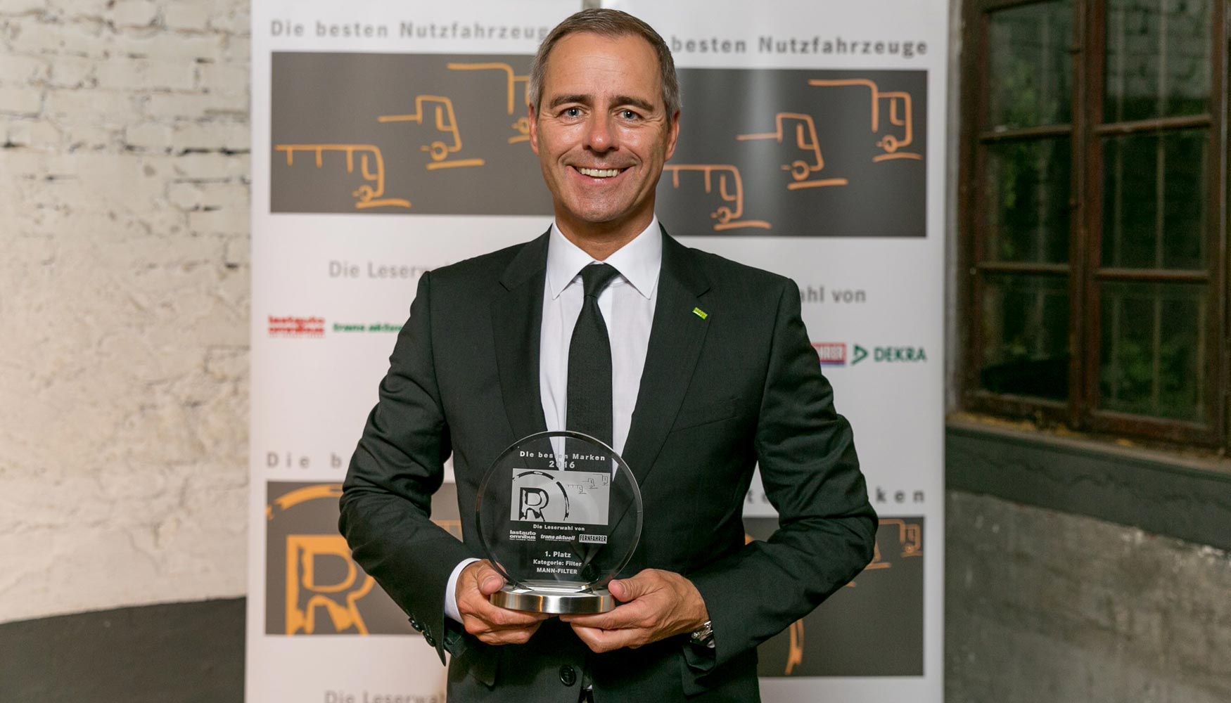Jrg Engels, director de gestin de la Marca MANN-FILTER con el premio a la 'Mejor Marca 2016'