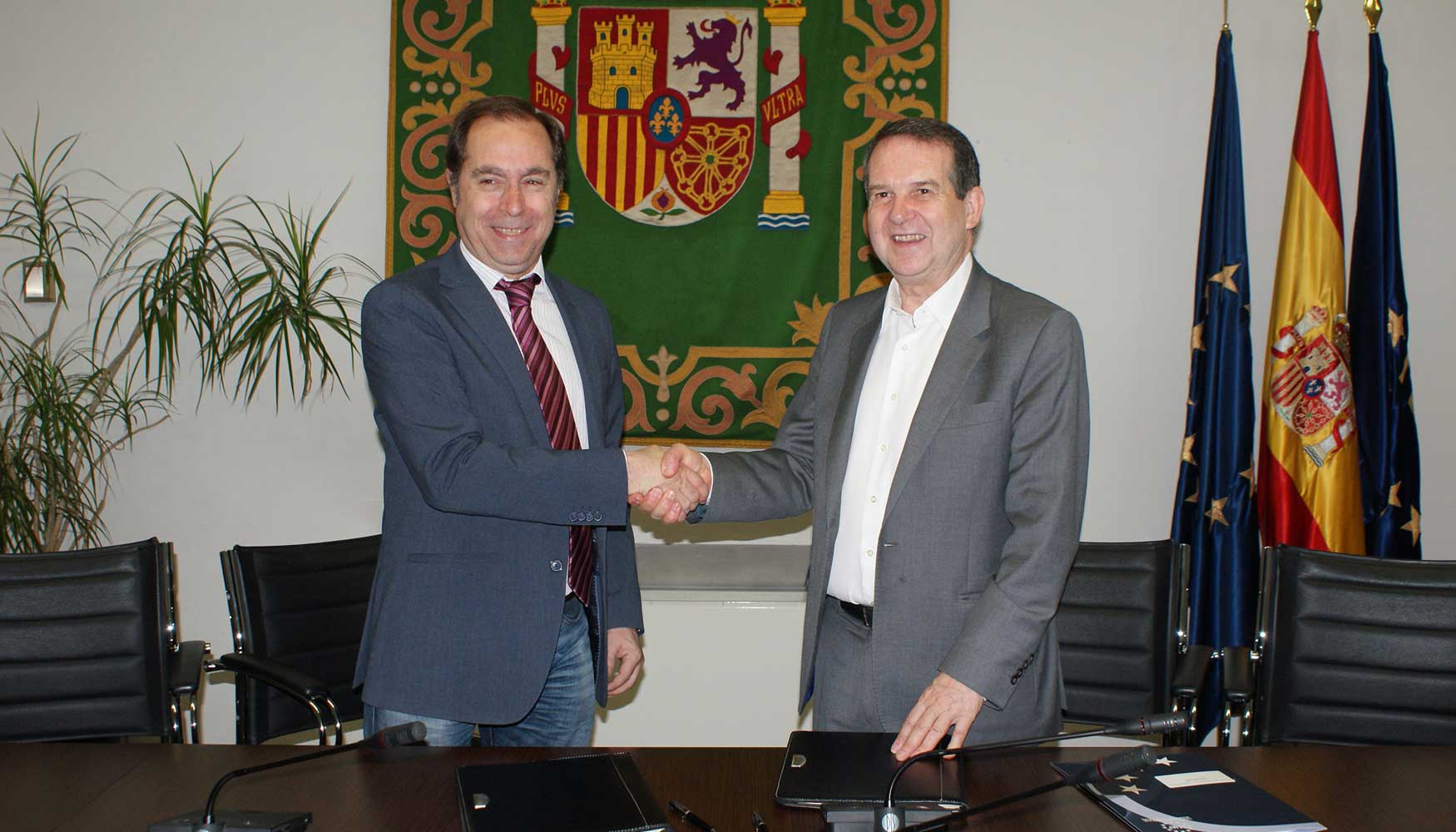 Firma del acuerdo entre el presidente de la Fundacin La Casa que Ahorra (FLCQA), Pedro Luis Fernndez-Cano...