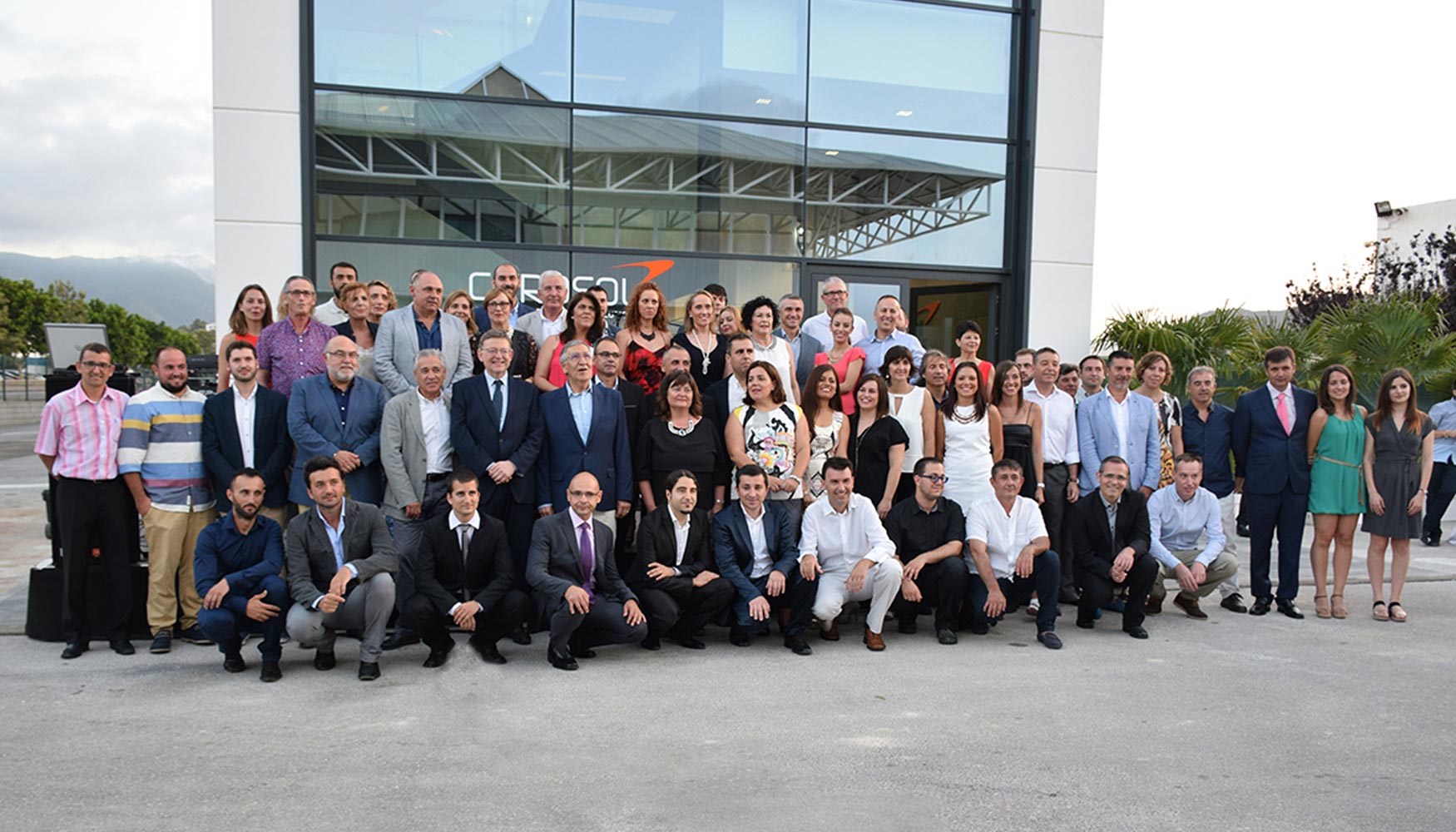 El equipo al completo de Citrosol frente a los nuevos laboratorios, acompaados de Ximo Puig, presidente de la Generalitat Valenviana...