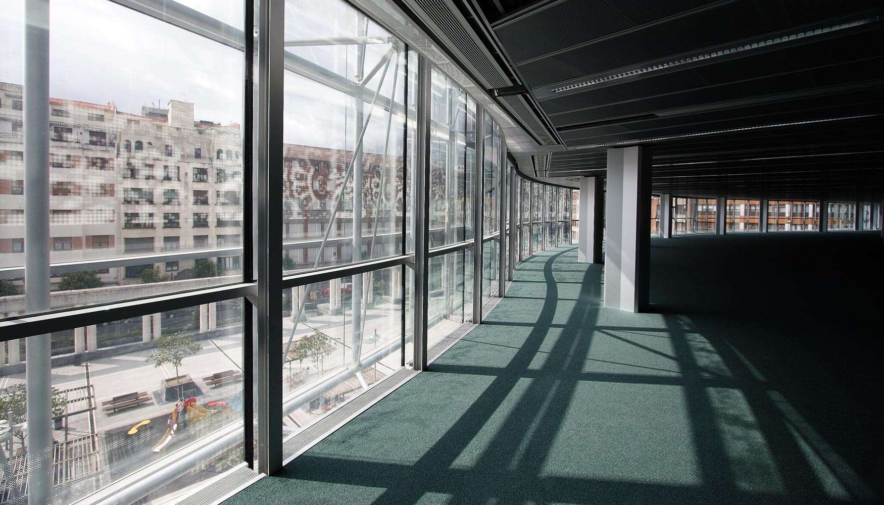 En edificios del sector terciario, el vidrio es un elemento esencial