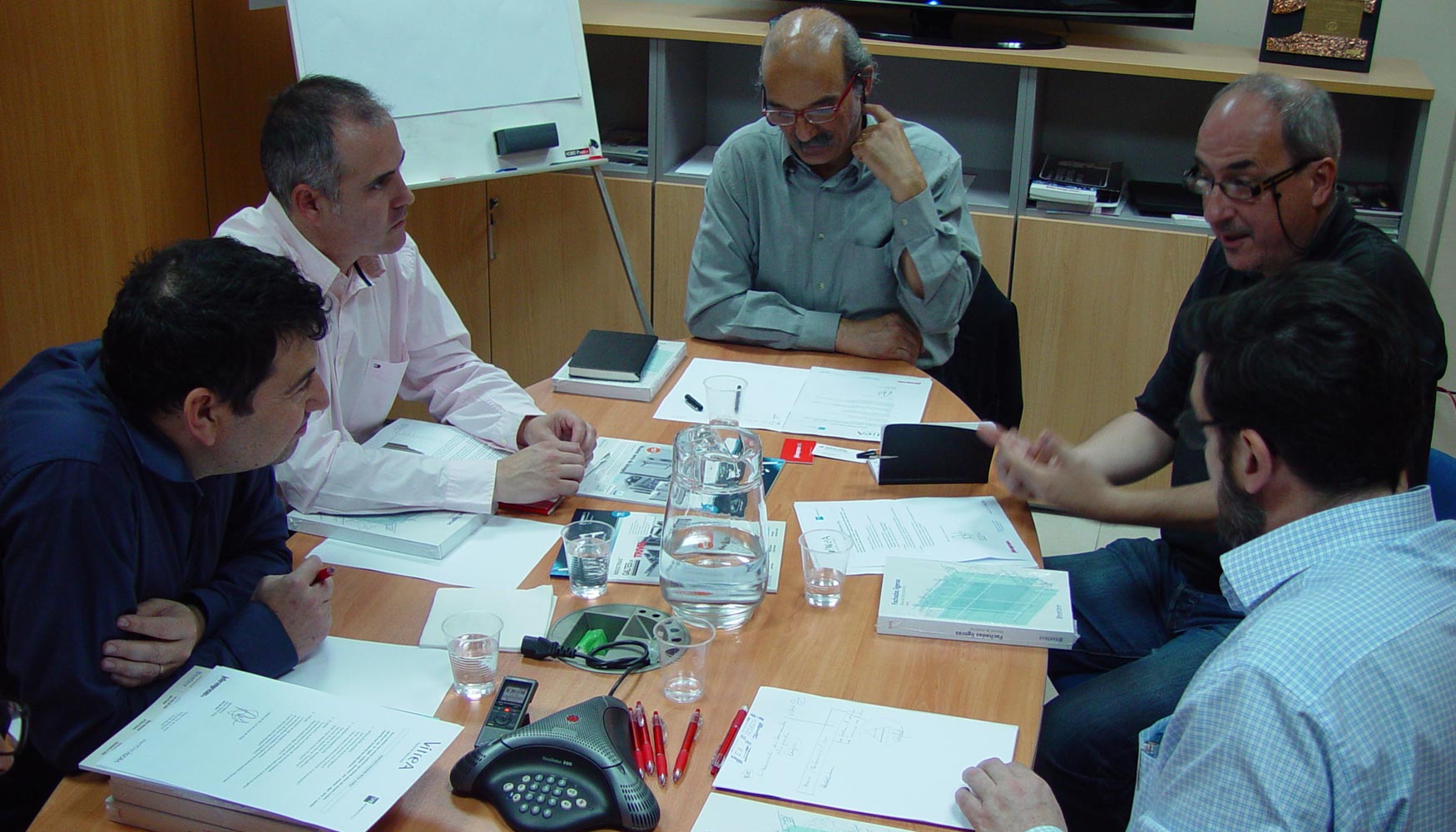 Los participantes en la mesa redonda, exponen sus conclusiones