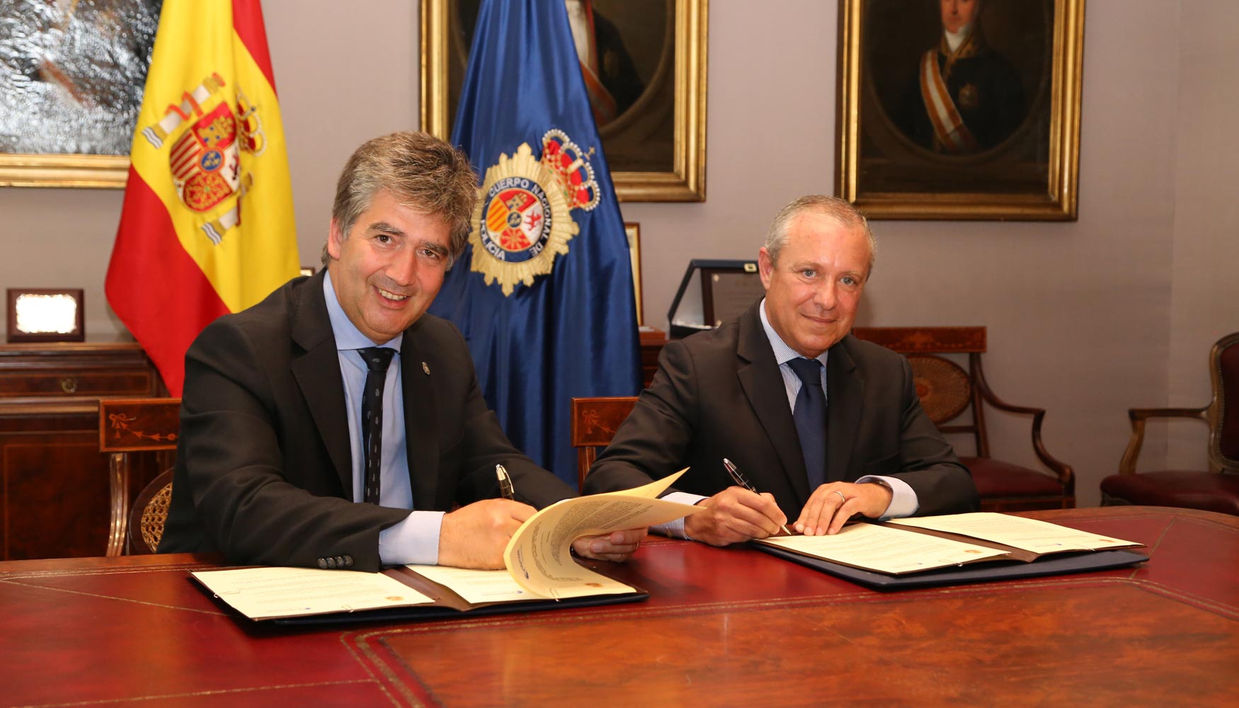 De izda. a dcha.: Ignacio Cosid, director general de la Polica, y ngel Crdoba, presidente de Aproser, durante la firma del convenio...