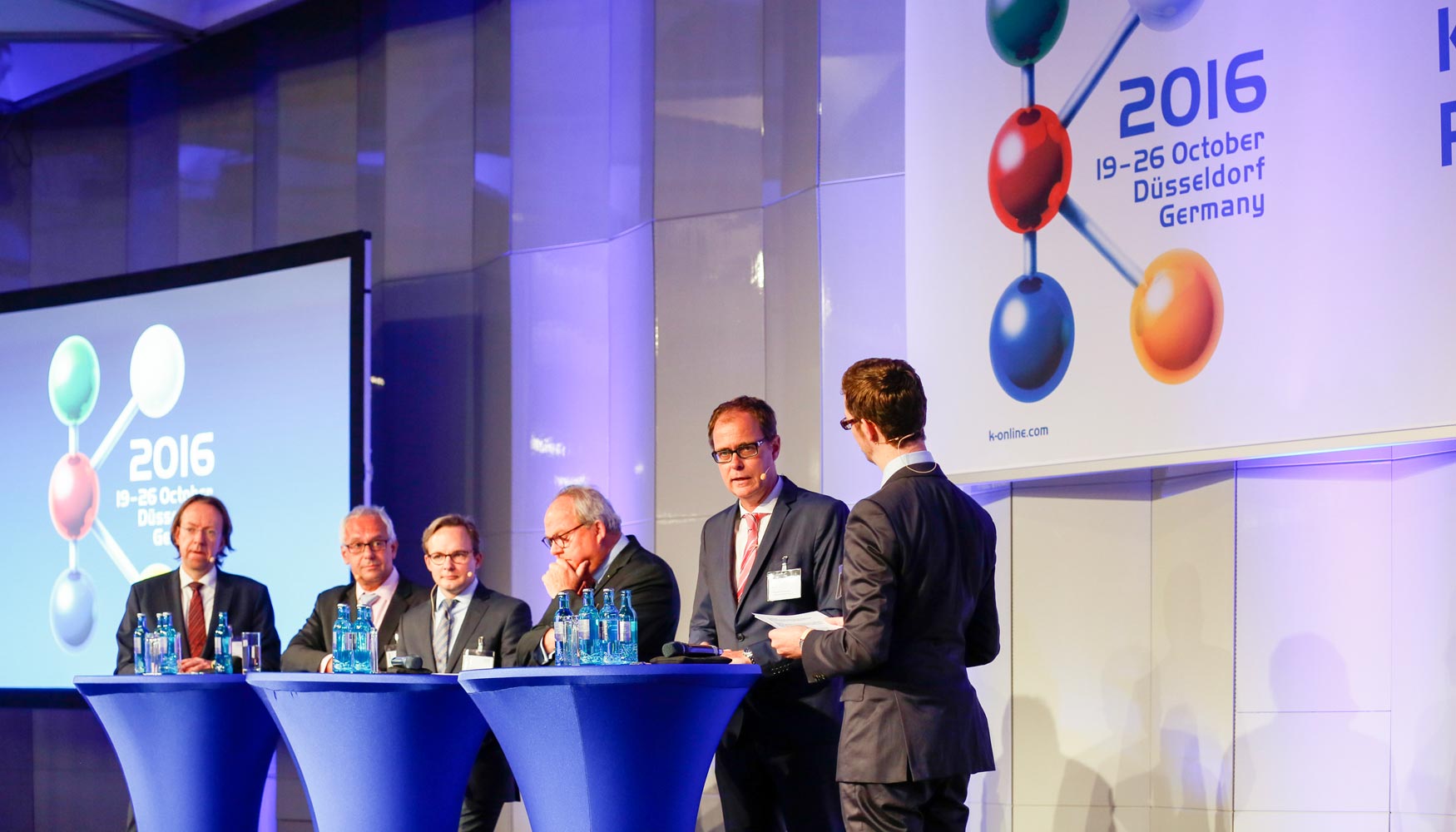 La mesa redonda que dio comienzo a la presentacin de la K cont con la participacin de los mximos responsables de PlasticsEurope, Messe Dsseldorf...