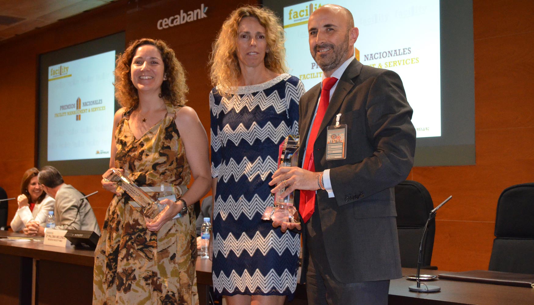 Elisa Cervantes de Vodafone Espaa, Paloma Melendo, directora de la revista FM&S y Carlos Valenciano de Tesa Assa Abloy, en la entrega de premios...