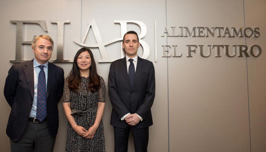 De izquierda. a derecha: Julio Prez, consejero de FIAB, Sophie Wu, presidenta Alibaba...