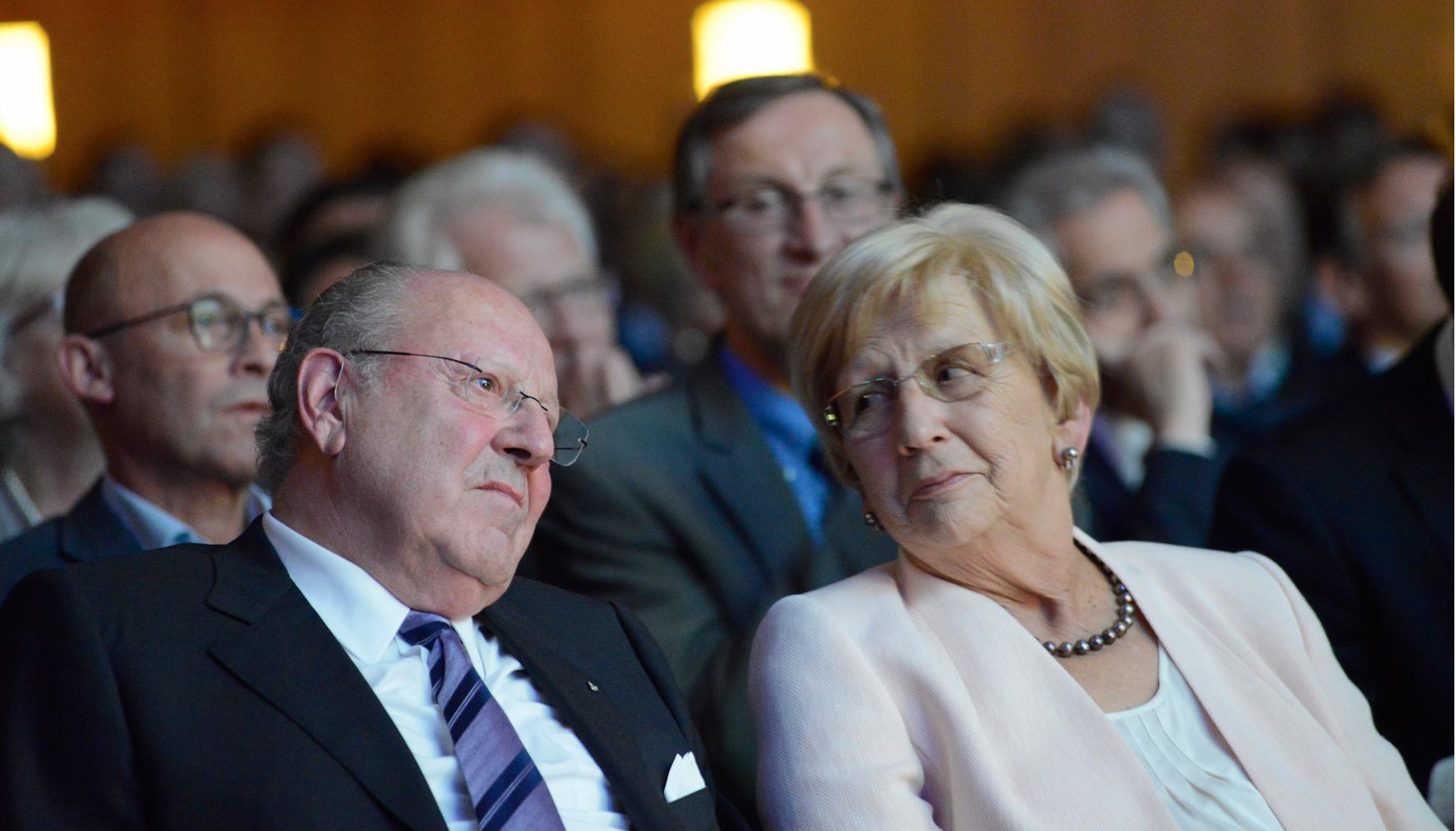 Los fundadores de la empresa, Wilfried y Martha Ensinger, visiblemente emocionados durante los parlamentos