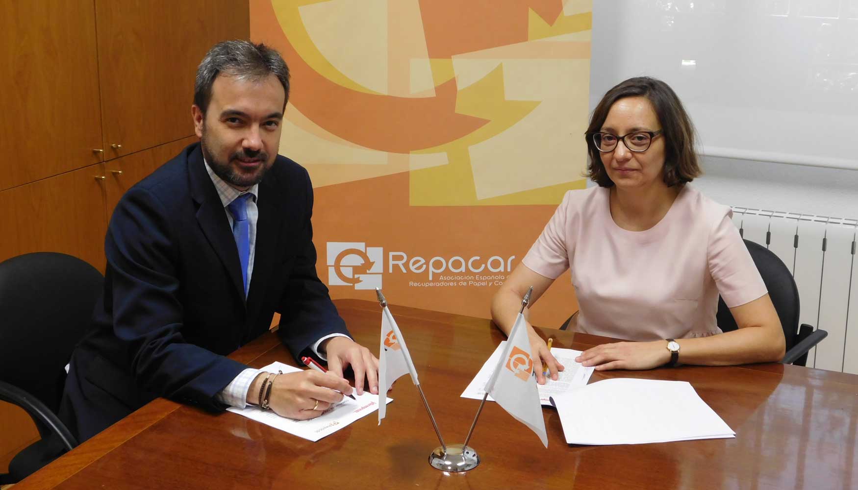 Firma del convenio por parte de la directora general de la Asociacin Espaola de Recicladores Recuperadores de Papel y Cartn...