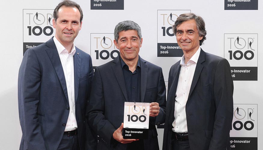Patrick Seitz, a la derecha, y Dirk Seitz, gerentes de aluplast, flanquean a Ranga Yogeshwar, mentor de los Premios TOP100...